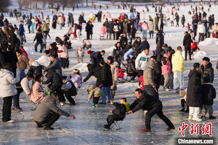 （新春见闻）山西大同：民众文瀛湖嬉冰度假期