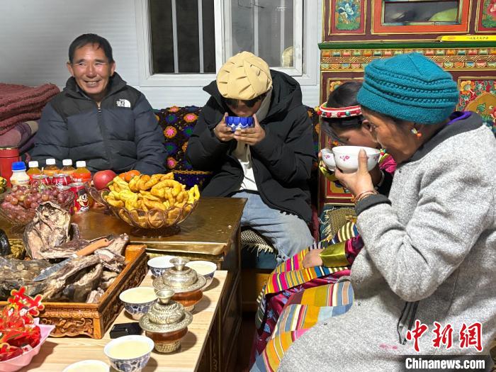 （新春走基层）西藏日喀则震后迎农事新年：新年“羌锅”香 情暖“汉藏”家