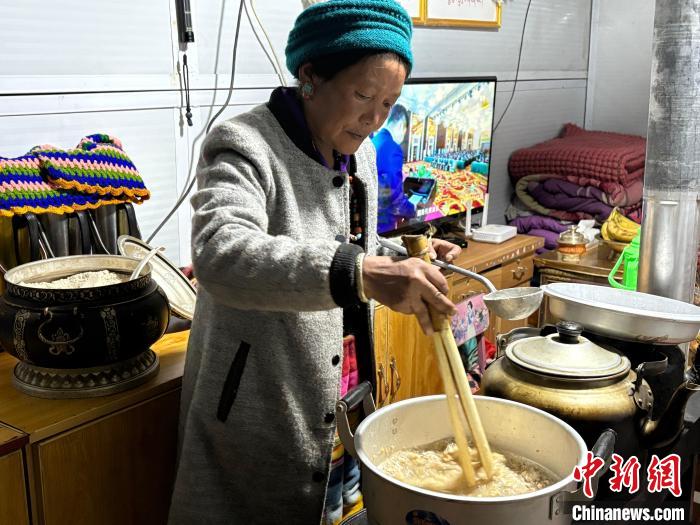 （新春走基层）西藏日喀则震后迎农事新年：新年“羌锅”香 情暖“汉藏”家