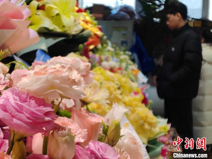 乌鲁木齐：花卉市场顾客盈门