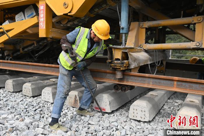 南凭高铁崇凭段完成铺轨 中越铁路互联互通加速