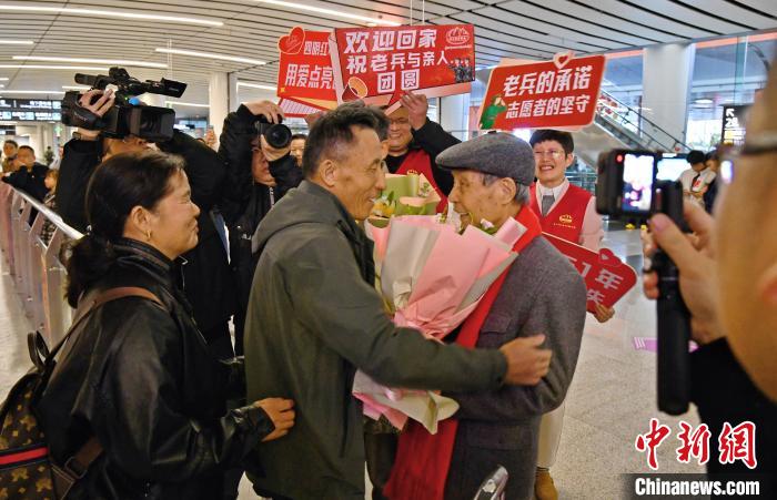 时隔61年与子重逢 九旬老兵夫妇终圆梦