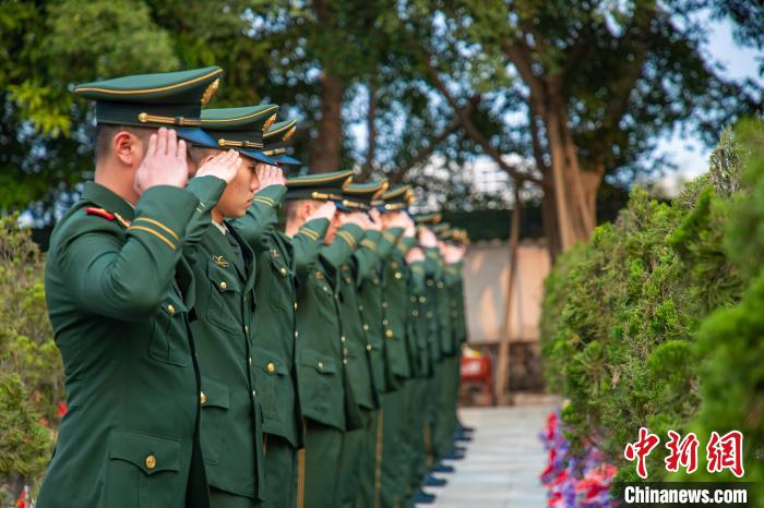 广西崇左武警官兵缅怀英烈 汲取奋进力量