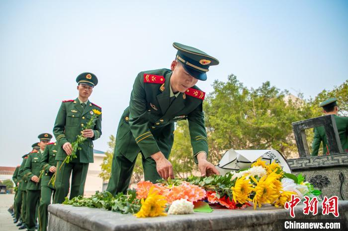 广西崇左武警官兵缅怀英烈 汲取奋进力量