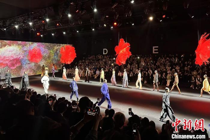 2025秋冬上海时装周演绎“跨界时尚”