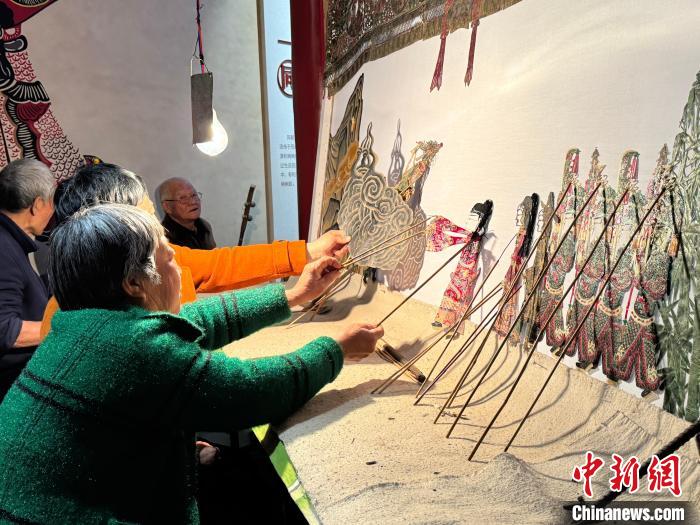 陕西渭南“同朝”皮影指尖展示百年光影魅力