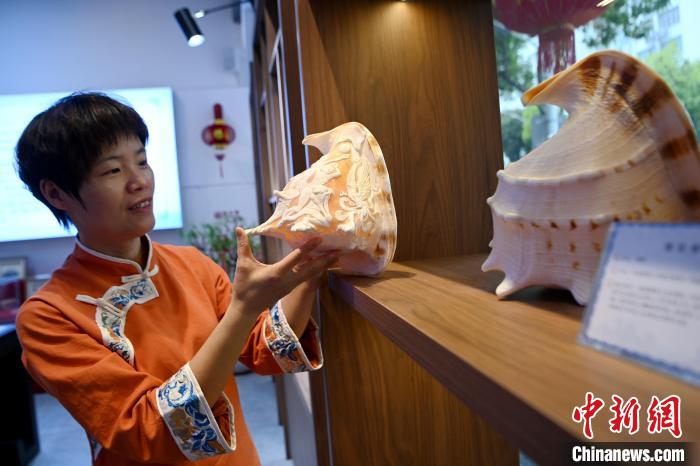 闽南贝雕：融中西技艺 演绎大千世界
