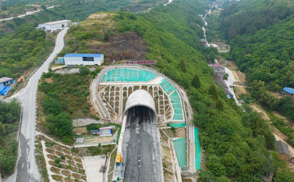 新华全媒+丨西安至十堰高速铁路友谊隧道顺利贯通
