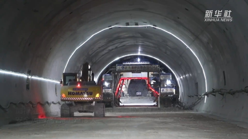 新华全媒+｜柳覃高速公路全线最长隧道贯通