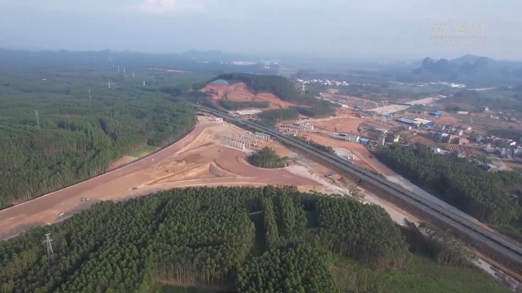 新华全媒+｜柳覃高速公路全线最长隧道贯通