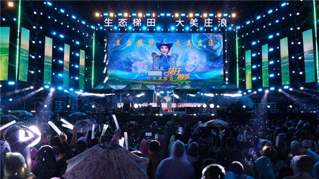雨中开唱！乌兰图雅“花开四季”演唱会绽放大美庄浪