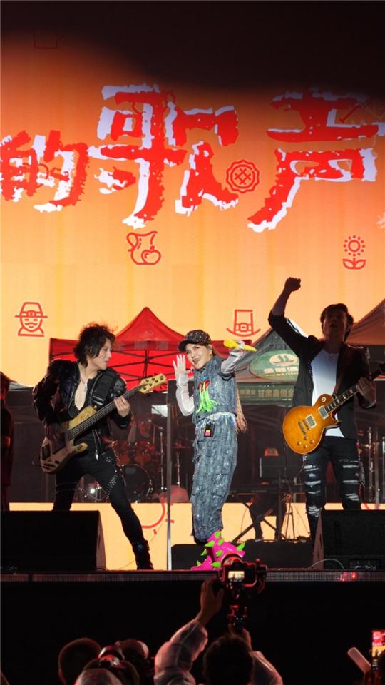 雨中开唱！乌兰图雅“花开四季”演唱会绽放大美庄浪