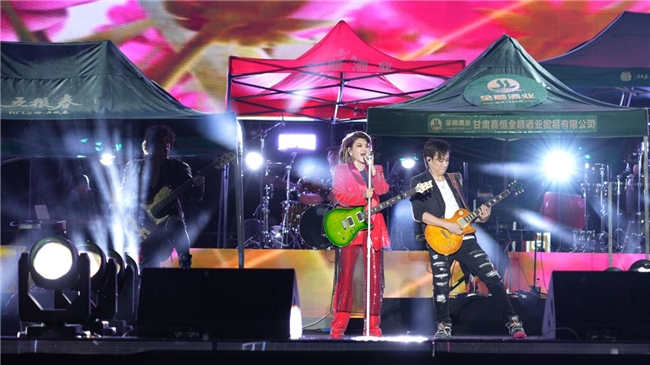 雨中开唱！乌兰图雅“花开四季”演唱会绽放大美庄浪