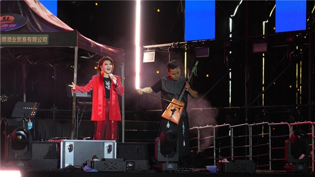 雨中开唱！乌兰图雅“花开四季”演唱会绽放大美庄浪