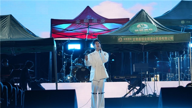 雨中开唱！乌兰图雅“花开四季”演唱会绽放大美庄浪