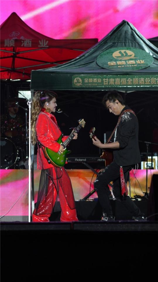 雨中开唱！乌兰图雅“花开四季”演唱会绽放大美庄浪