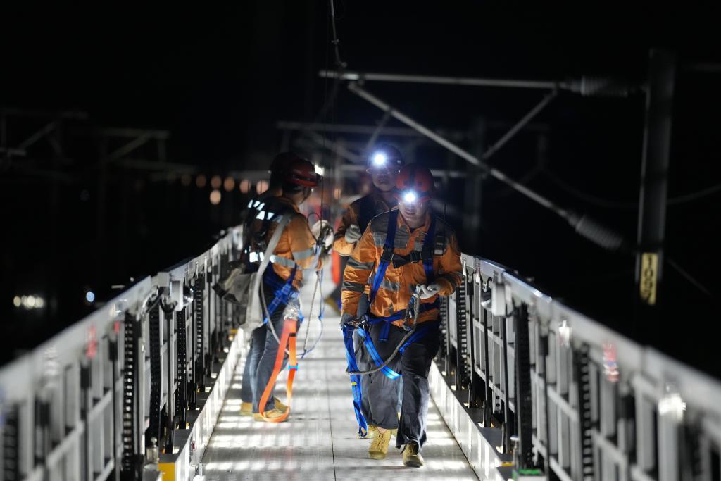 人防技防共护运营安全——夜访首条民营控股高铁线路维护