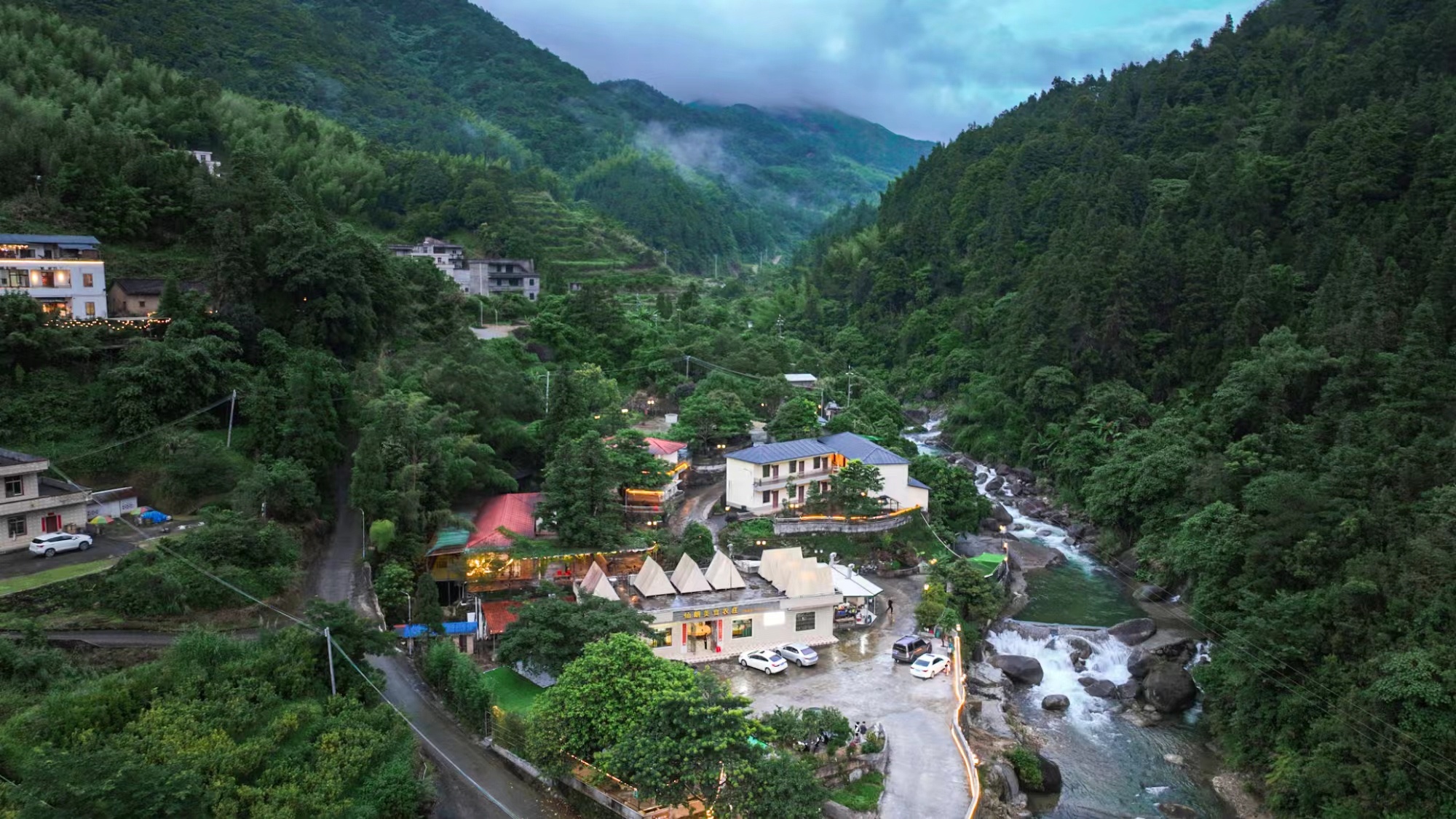 高山幽谷焕新颜，景宿联动促振兴—— 仙人洞村创新“景区+民宿”模式探索绿美兴农特色发展之路