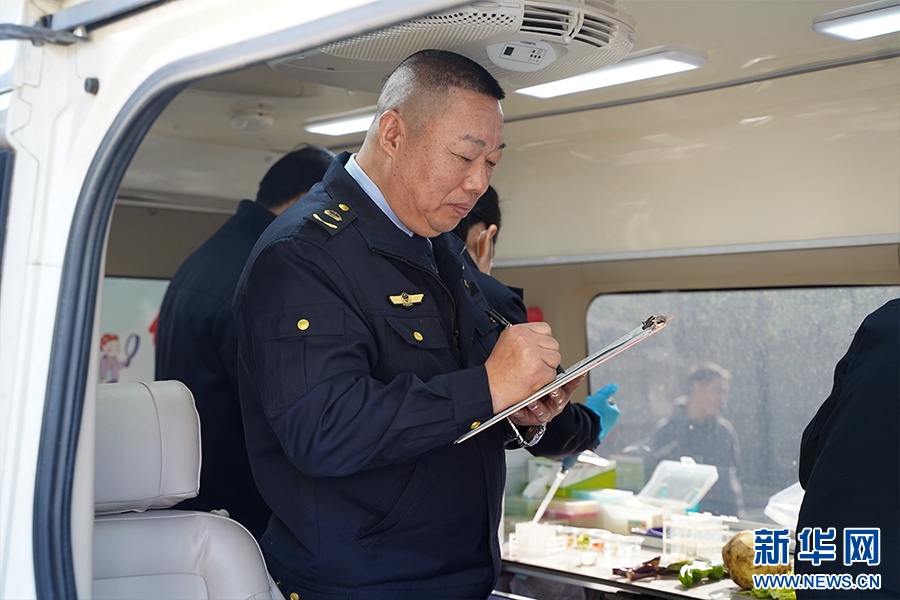 湖北：“新闻大篷车”走街串巷 食品安全知识送到“家门口”