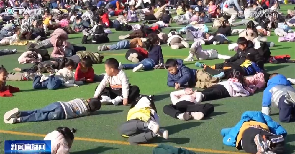 来场“日光浴”！操场变身大型“晒娃”现场 大课间玩出新花样