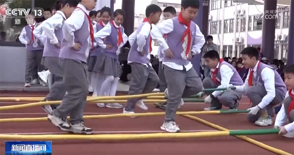 来场“日光浴”！操场变身大型“晒娃”现场 大课间玩出新花样