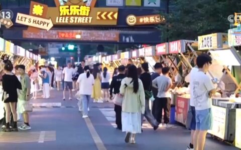街头摊位“摆”而有序 变“堵”为“疏”守护经济发展“烟火气”