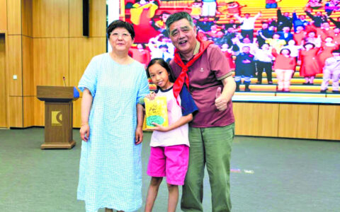 民盟盟员神笔绘童心