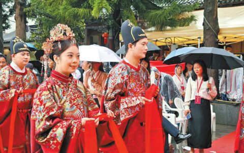 云南省第三届集体婚礼举行 3400余对新人喜结连理